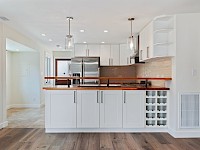 Breakfast Bar and Wine storage