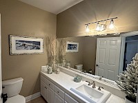 Guest (1/2) bathroom