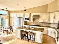 Kitchen & breakfast nook