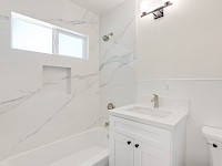 West Bedroom en suite bathroom