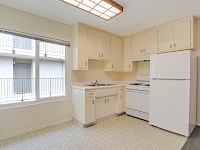 Kitchen w dining area